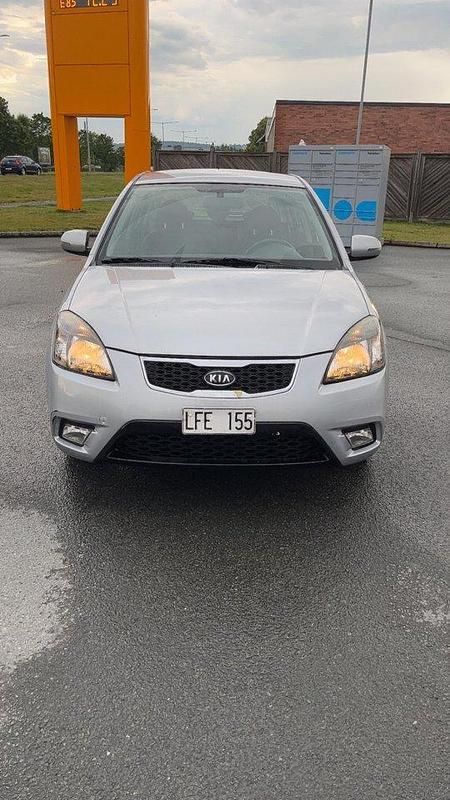 Silver Begagnad 2011 Kia Rio Halvkombi | 34 000 kr (Superpris) - Bild 1/4