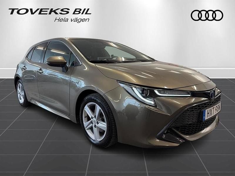 Grön Begagnad 2021 Toyota Corolla Hybrid | 219 500 kr - Bild 1/4