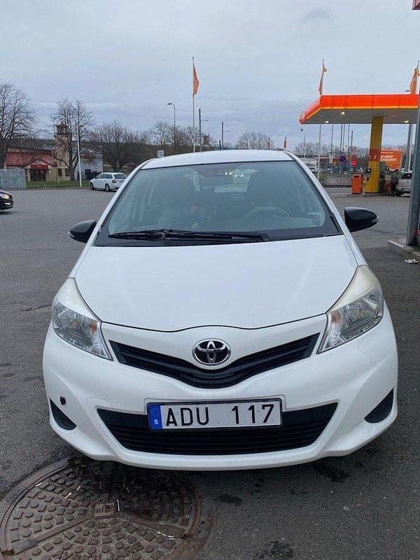 Vit Begagnad 2012 Toyota Yaris Life Halvkombi | 53 000 kr (Marknadspris) - Bild 1/4