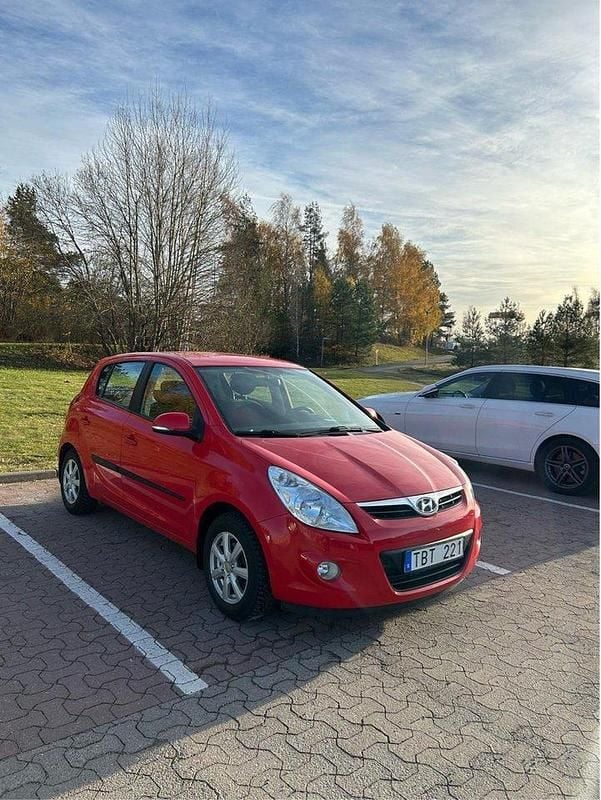 Röd Begagnad 2012 Hyundai i20 Premium Halvkombi | 44 500 kr (Bra pris) - Bild 1/4
