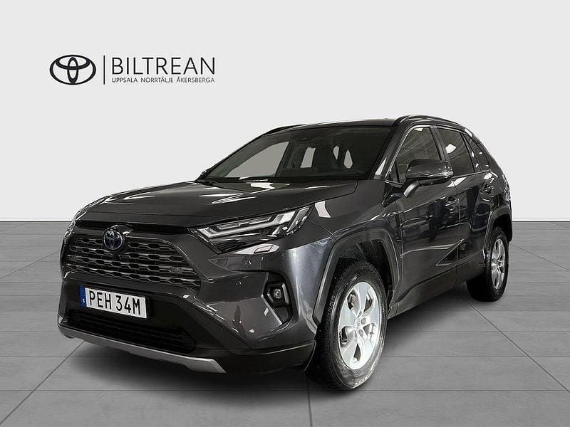 Mörkgrå Begagnad 2024 Toyota RAV4 Hybrid Executive SUV | 469 000 kr (Marknadspris) - Bild 1/4