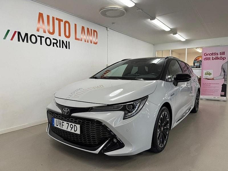Grå Begagnad 2021 Toyota Corolla Sport Kombi | 249 900 kr (Marknadspris) - Bild 1/4