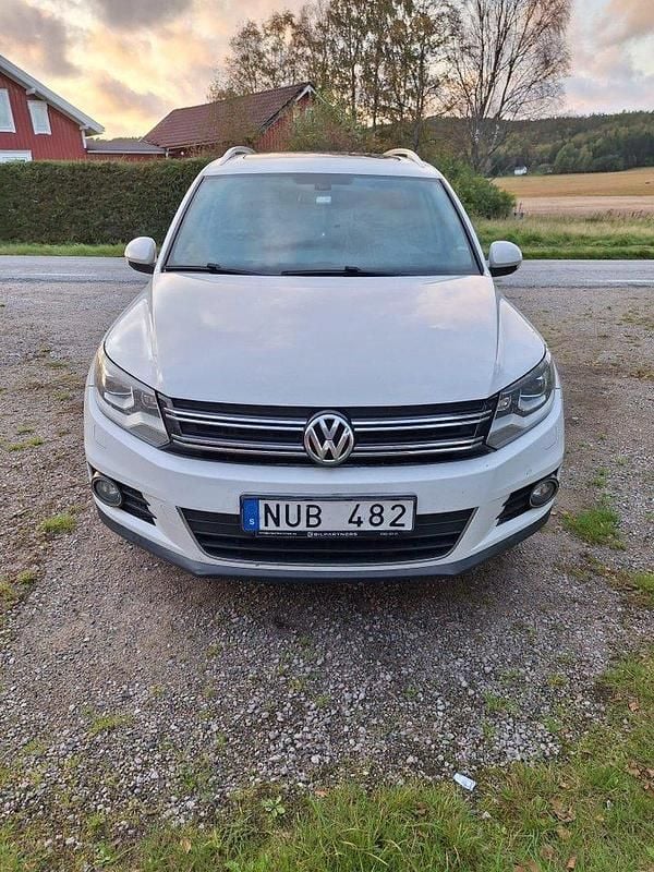 Vit Begagnad 2012 VW Tiguan SUV | 89 000 kr (Bra pris) - Bild 1/4