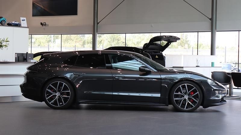 Begagnad Porsche Taycan 4S Sport Turismo 400 kW (544 HK) 2025 Grå Sedan