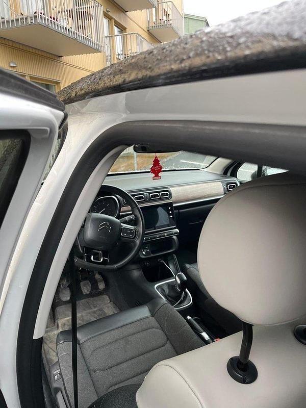Vit Begagnad 2021 Citroën C3 PureTech Halvkombi | 129 000 kr (Marknadspris) - Bild 1/4