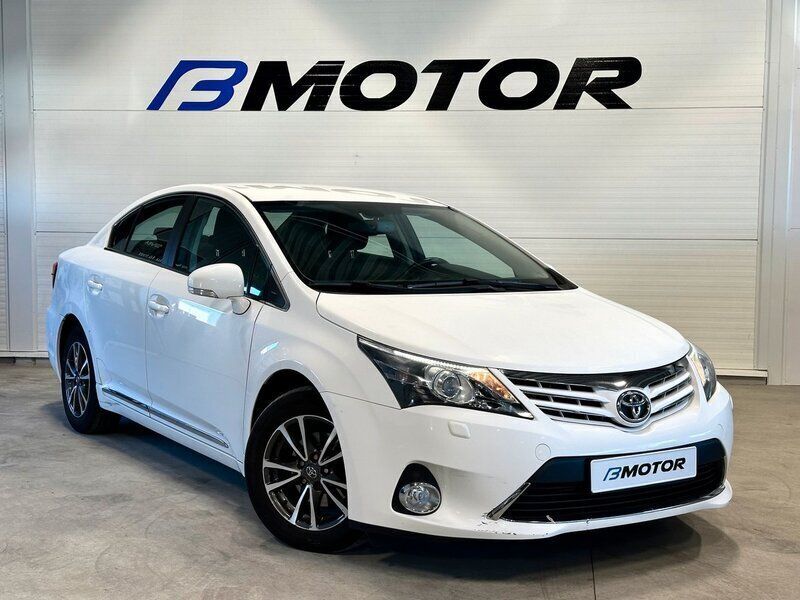 Vit Begagnad 2014 Toyota Avensis Sedan | 119 900 kr (Lite dyr) - Bild 1/4