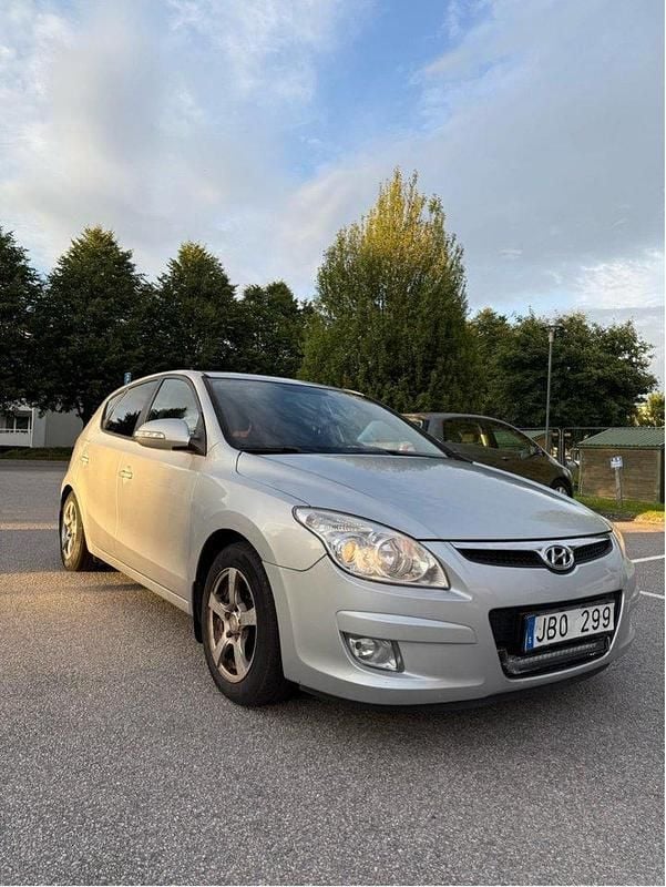 Silver Begagnad 2009 Hyundai i30 Halvkombi | 16 000 kr (Superpris) - Bild 1/4