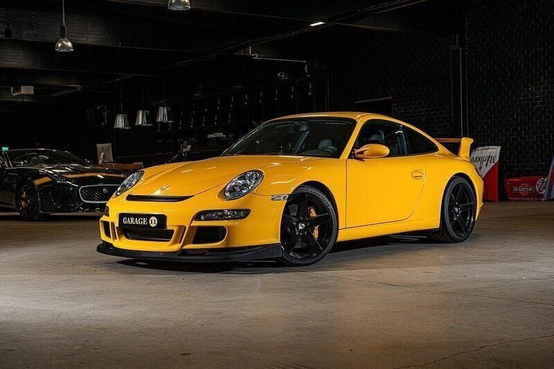 Gul Begagnad 2004 Porsche 911 Carrera S Sportkupé | 649 997 kr (Marknadspris) - Bild 1/4