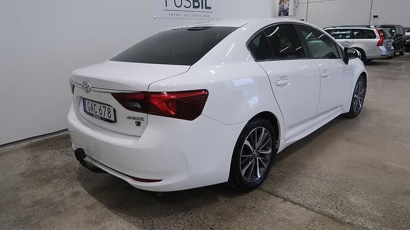 Begagnad Toyota Avensis Active 143 HK (105 kW) 2016 Vit Sedan