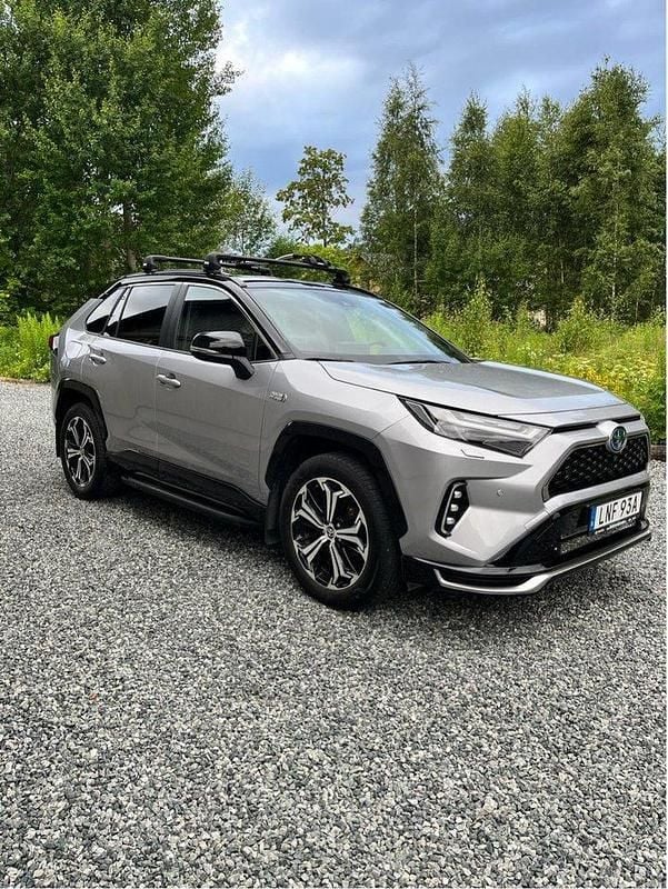 Grå Begagnad 2022 Toyota RAV4 Hybrid Premium SUV | 465 000 kr (Marknadspris) - Bild 1/4