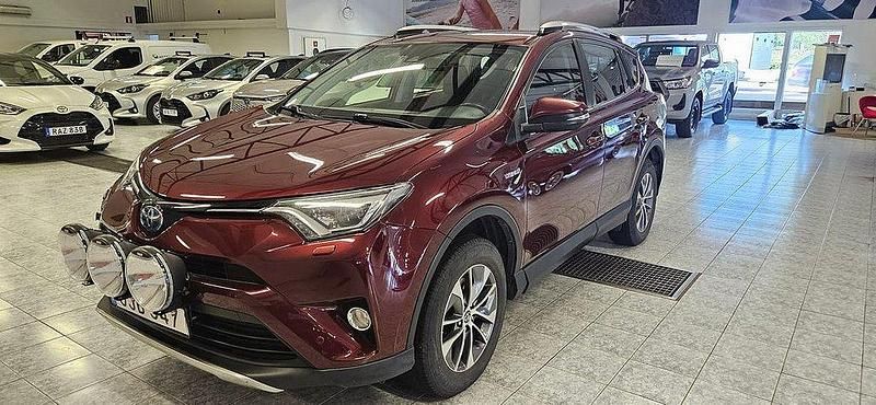Mörkröd Begagnad 2016 Toyota RAV4 Hybrid Active SUV | 239 000 kr (Marknadspris) - Bild 1/4