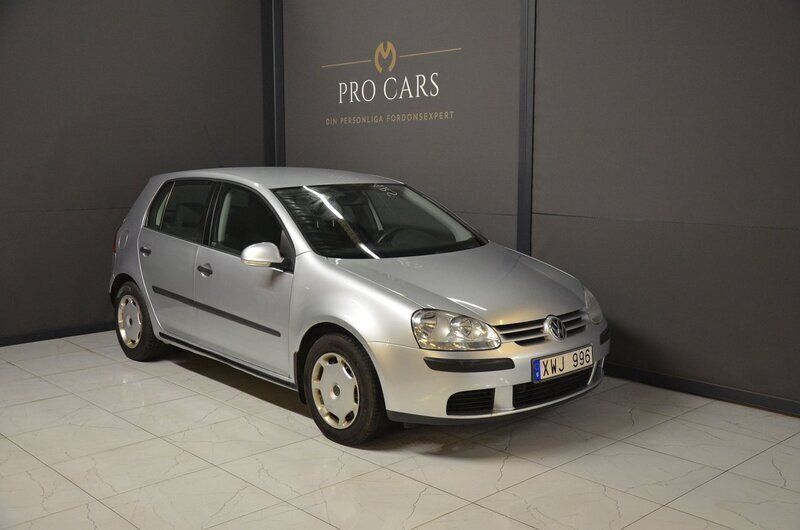 Silver Begagnad 2006 VW Golf V Halvkombi | 46 800 kr (Lite dyr) - Bild 1/4