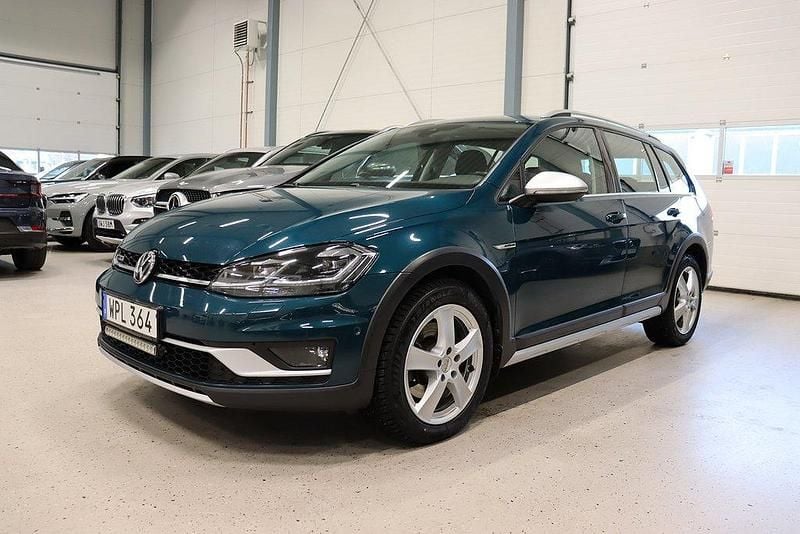 Mörkgrön (grön) Begagnad 2018 VW Golf Alltrack Kombi | 209 800 kr (Marknadspris) - Bild 1/4