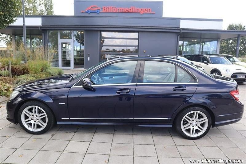 Blå samma som bilen Begagnad 2010 Mercedes C220 Avantgarde Sedan | 79 900 kr (Bra pris) - Bild 1/4