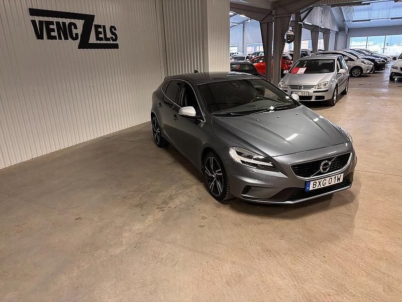 Begagnad Volvo V40 R-Design 150 HK (110 kW) 2019 Grå metallic Halvkombi