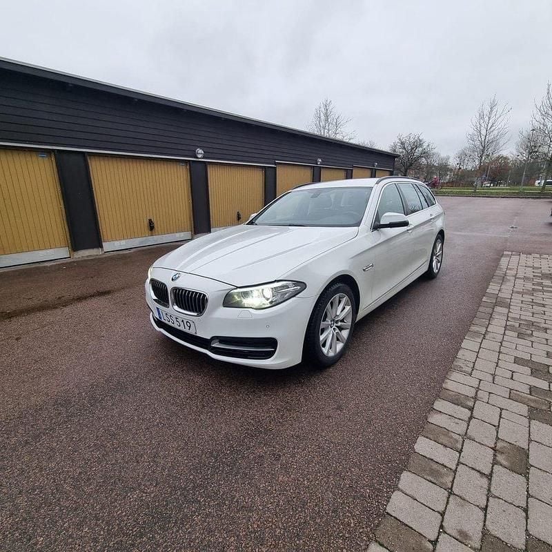 Vit Begagnad 2015 BMW 520 Kombi | 135 000 kr (Bra pris) - Bild 1/4