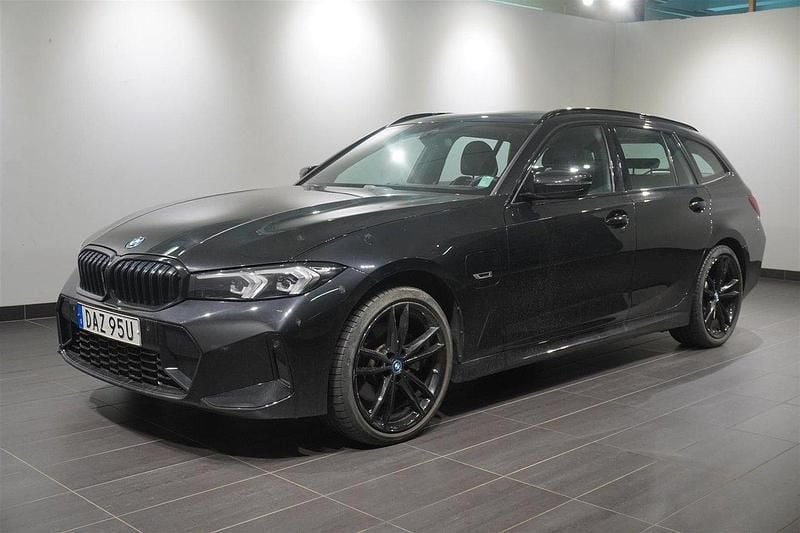 Svart Begagnad 2022 BMW 330e M Sport Kombi | 429 800 kr - Bild 1/2