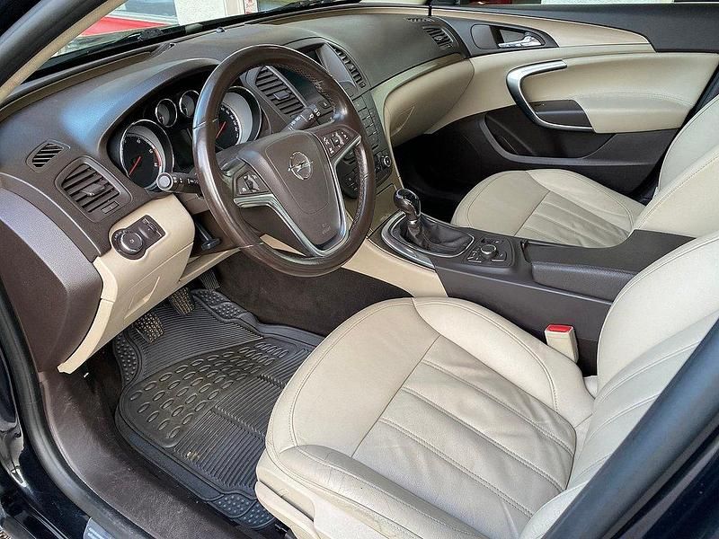 Begagnad Opel Insignia 111 HK (81 kW) 2011 Svart Kombi