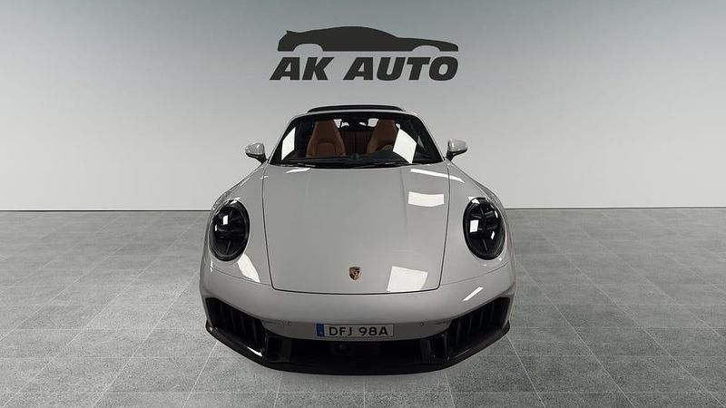 Begagnad Porsche 911 541 HK (397 kW) 2025 Grå