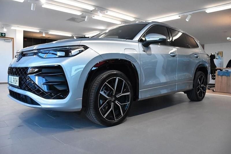 Oyster silver metallic Ny 2025 VW Tayron R-line Edition SUV | 720 400 kr - Bild 1/3