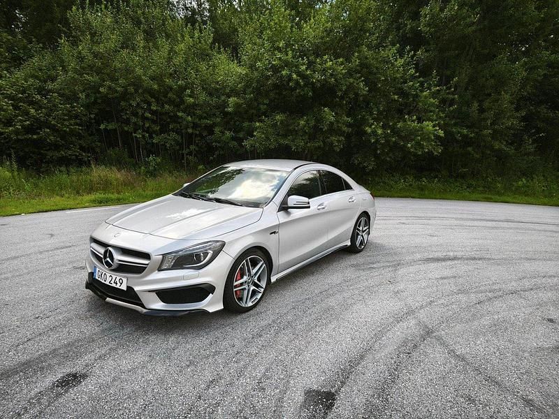 Silver Begagnad 2014 Mercedes CLA45 AMG AMG Sportkupé | 249 000 kr (Marknadspris) - Bild 1/4