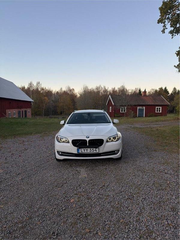 Vit Begagnad 2012 BMW 520 Kombi | 65 000 kr (Marknadspris) - Bild 1/4