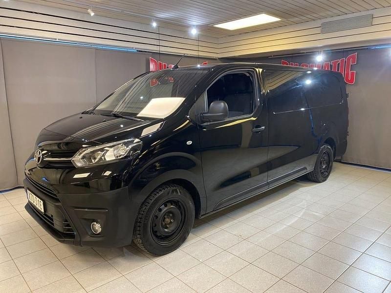 Svart Begagnad 2023 Toyota Proace Minibuss | 289 900 kr (Marknadspris) - Bild 1/4