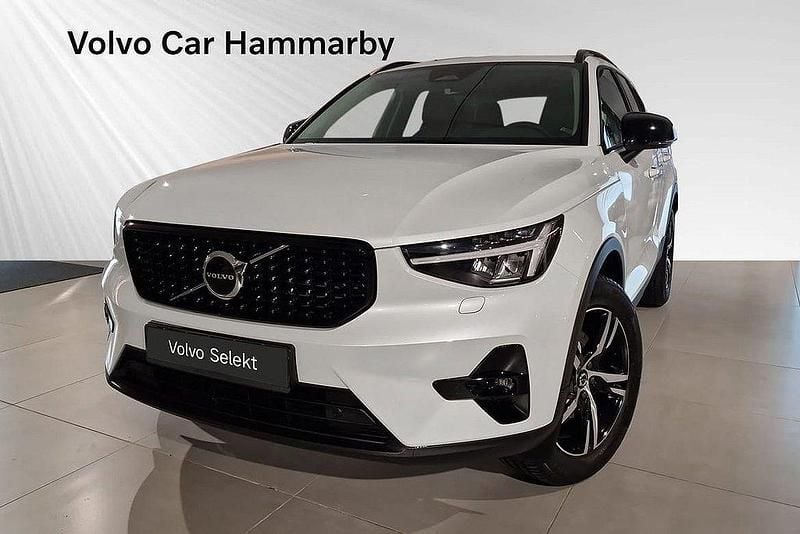 Vit Begagnad 2024 Volvo XC40 Plus SUV | 389 900 kr (Lite dyr) - Bild 1/3