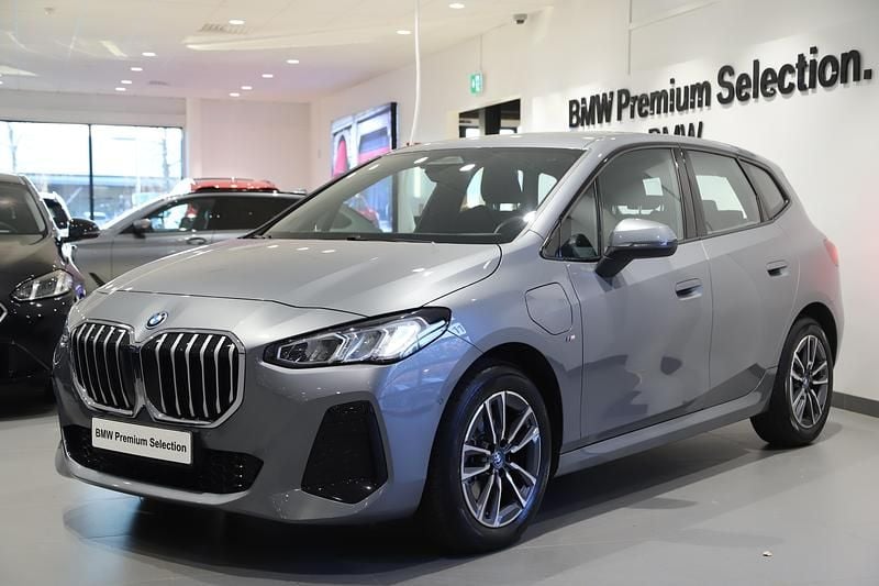Grå Begagnad 2025 BMW 225 Active Tourer Shadowline Minibuss | 399 000 kr - Bild 1/3