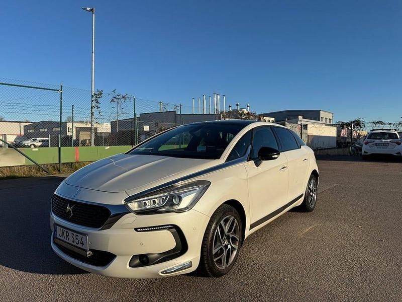 Vit Begagnad 2017 DS Automobiles DS5 Halvkombi | 159 900 kr - Bild 1/4