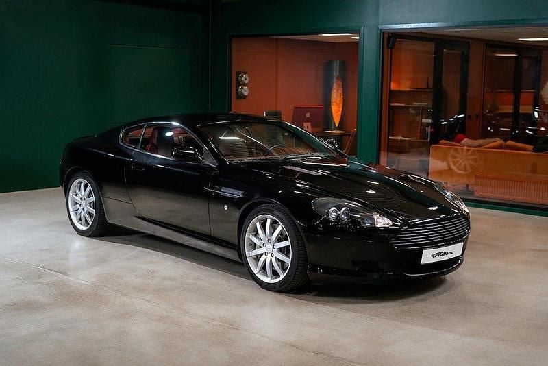 Svart Begagnad 2005 Aston Martin DB9 Sportkupé | 649 900 kr - Bild 1/4