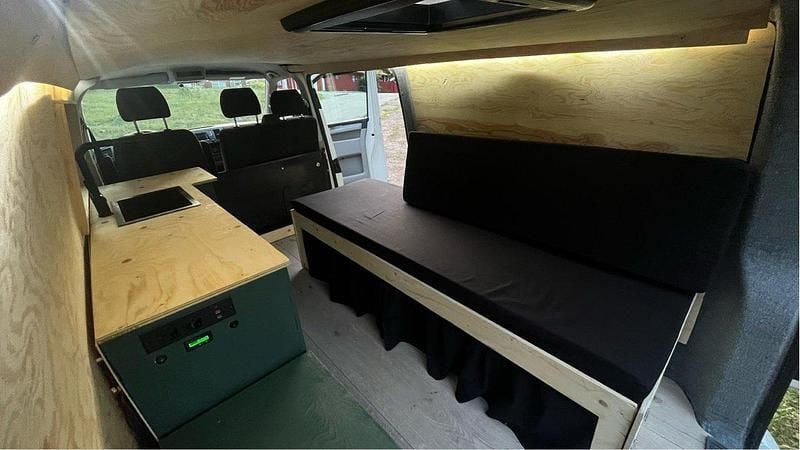 Vit Begagnad 2016 VW T6 Van | 180 000 kr (Marknadspris) - Bild 1/4