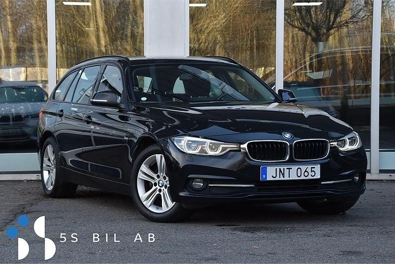 Svart Begagnad 2017 BMW 320 Sport Line Kombi | 214 900 kr (Marknadspris) - Bild 1/2