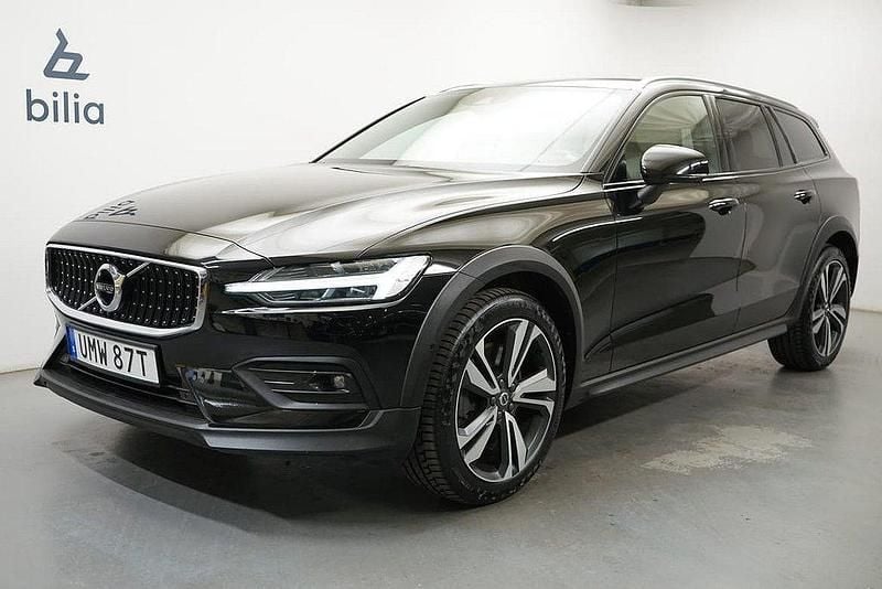 Svart Begagnad 2019 Volvo V60 CC SE Kombi | 259 900 kr (Marknadspris) - Bild 1/3