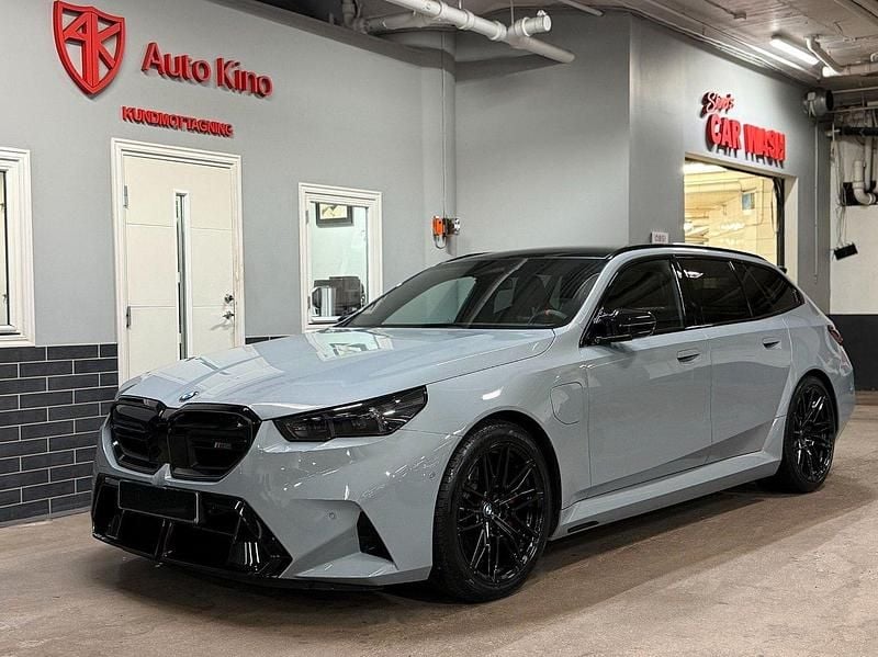 Begagnad 2025 BMW M5 Comfort Edition Kombi | 1 449 000 kr - Bild 1/4