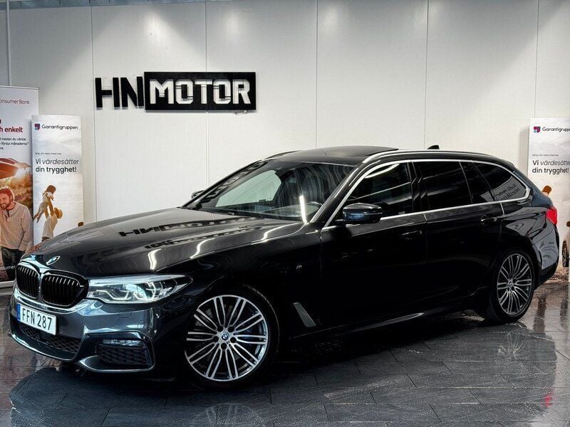 Grå Begagnad 2018 BMW 540 M Sport Kombi | 379 900 kr (Marknadspris) - Bild 1/4