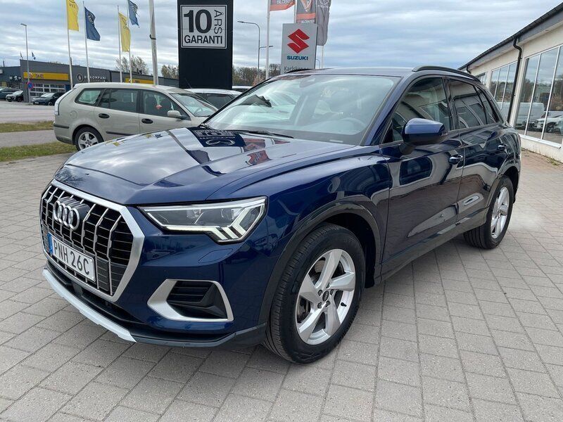 Blå (blå metallic) Begagnad 2022 Audi Q3 Advanced Plus SUV | 349 000 kr (Marknadspris) - Bild 1/4