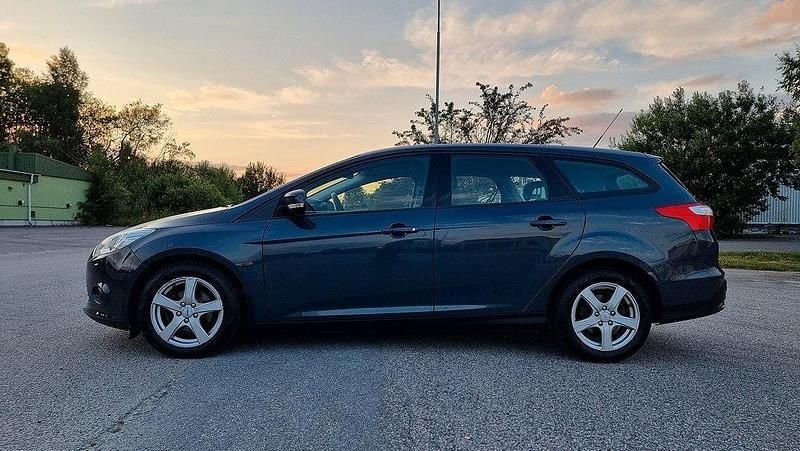 Grå Begagnad 2014 Ford Focus Trend Kombi | 69 000 kr (Marknadspris) - Bild 1/4