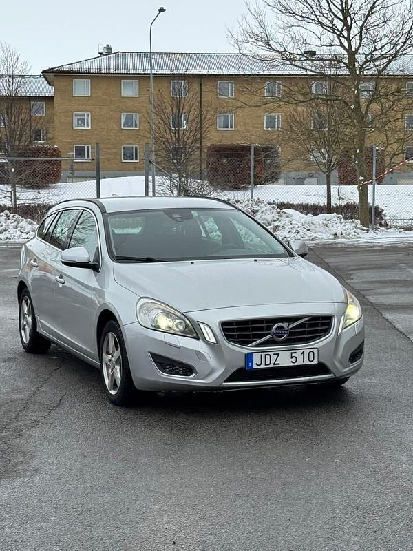 Begagnad 2011 Volvo V60 Kombi | 40 000 kr (Dyr) - Bild 1/4
