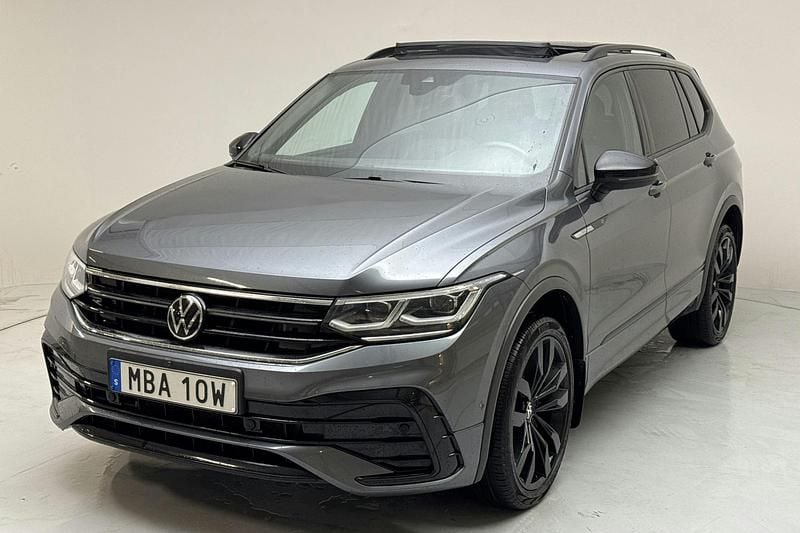 Grå Begagnad 2022 VW Tiguan Allspace R-line SUV | 359 000 kr (Marknadspris) - Bild 1/4