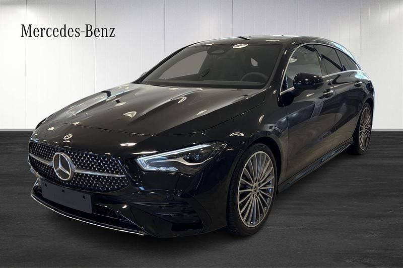 Svart (black) Ny 2025 Mercedes CLA200 AMG Kombi | 446 200 kr (Dyr) - Bild 1/4
