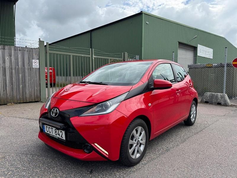 Röd Begagnad 2016 Toyota Aygo X-play Halvkombi | 74 900 kr (Marknadspris) - Bild 1/4
