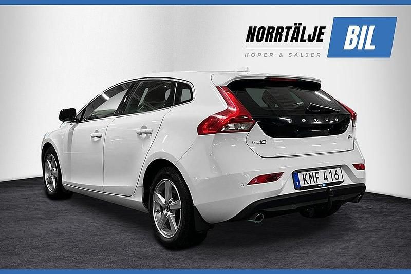 Begagnad Volvo V40 Momentum 177 HK (130 kW) 2014 Vit Halvkombi