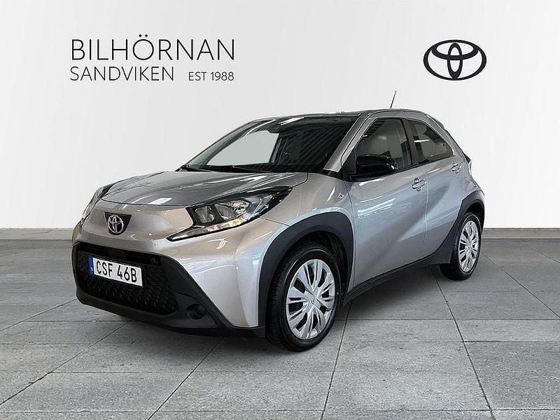 Silver Begagnad 2022 Toyota Aygo X-play Halvkombi | 169 900 kr (Marknadspris) - Bild 1/3