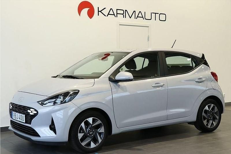 Grå Begagnad 2024 Hyundai i10 Advanced Halvkombi | 169 800 kr (Marknadspris) - Bild 1/4
