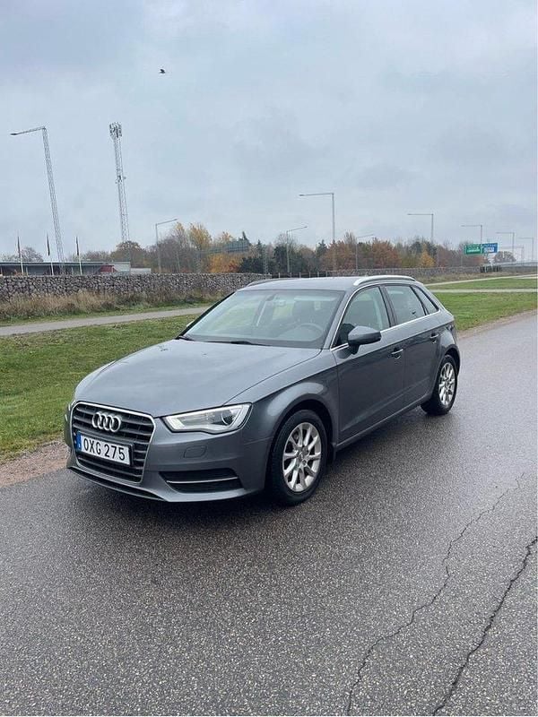 Begagnad 2016 Audi A3 Sportback Attraction Halvkombi | 119 900 kr (Marknadspris) - Bild 1/4