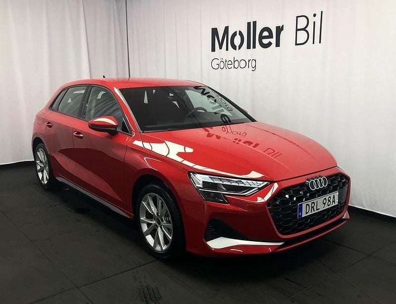 Progressivröd metallic Begagnad 2025 Audi A3 Advanced Plus Halvkombi | 319 900 kr - Bild 1/4
