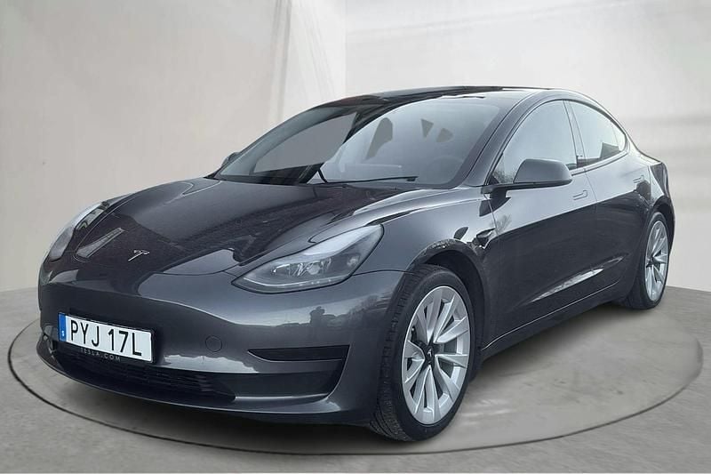 Grå Begagnad 2023 Tesla Model 3 Standard Range Sedan | 270 000 kr (Superpris) - Bild 1/4