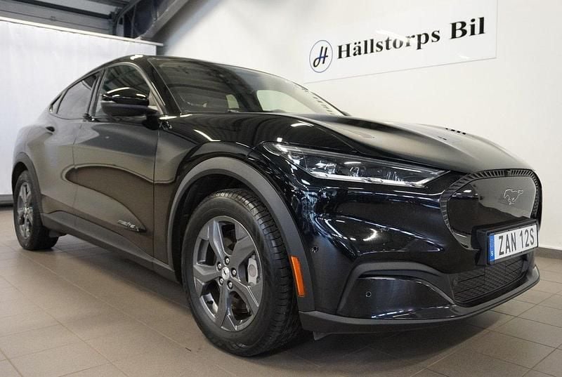 Svart Begagnad 2022 Ford Mustang Mach-E SUV | 319 900 kr (Marknadspris) - Bild 1/3