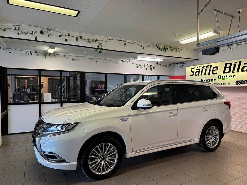 Vit Begagnad 2018 Mitsubishi Outlander P-HEV SUV | 219 900 kr (Marknadspris) - Bild 1/4
